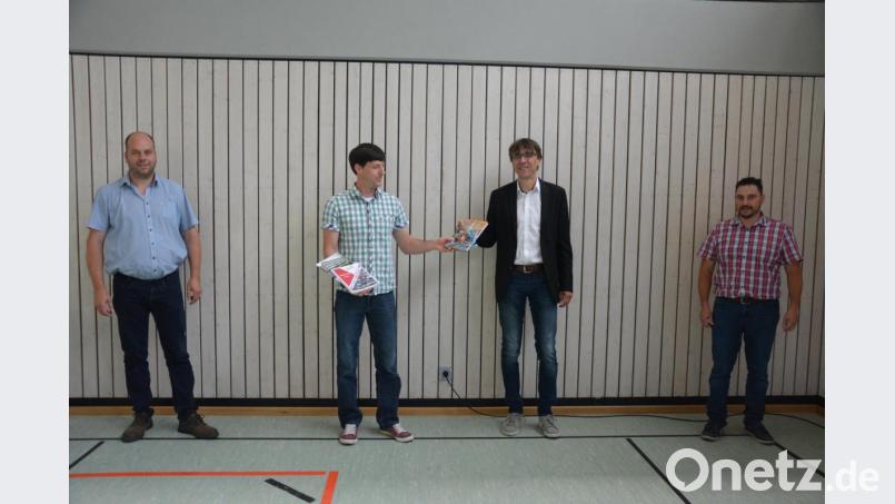 Preisträger Thomas Zimmermann (Zweiter von links) erhielt die Auszeichnung von Oberstudiendirektor Thomas Metzler (Dritter von links). Es gratulierten auch Oberstudienrat Jürgen Böckl (Abteilungsleiter Gewerblich II) und Norbert Scharnagl (rechts), Klassenleiter und Fachbetreuer Metall. Bild: BSZ Wiesau/exb