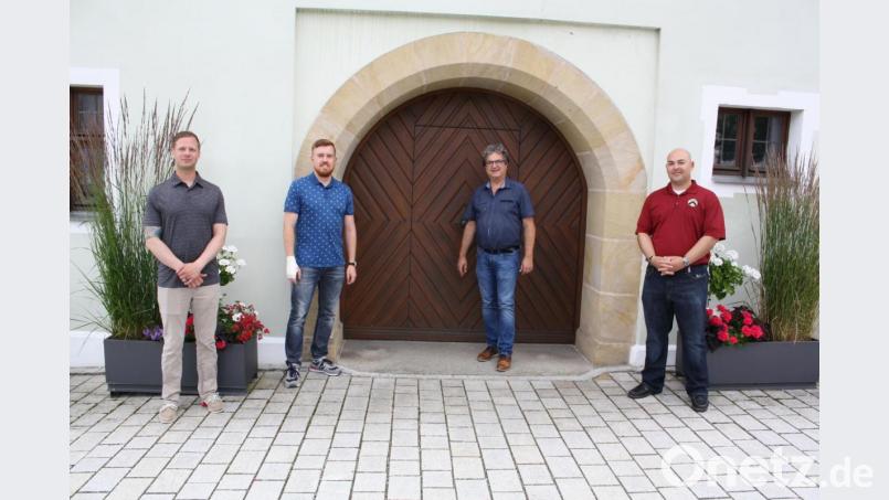 Auf Captain Victor A. Colón Ramirez (rechts) geht die Initiative des &quot;589th Brigade Support Batallion&quot; für ein gemeinsames amerikanisch-oberpfälzisches &quot;Rama dama&quot; am Dießfurter Freizeitsee-Ufer zurück. Von links: Captain Evan J. Peloquin (Community Relation Officer/Öffentlichkeitsbeauftragter der Einheit), André N. Potzler (Pressesprecher des &quot;7th Army Training Command&quot;), Bürgermeister Bernhard Stangl. Bild: bjp