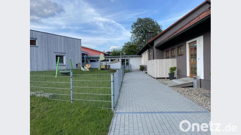 Der Verbindungsgang zwischen Gemeindehaus (rechts) und Kindergarten macht einen Tekturbauantrag notwendig; abgelegte Kinderkleidung in dem Gang ist eine Brandlast, die ursprünglich nicht mitbedacht worden war. Bild: Eichl