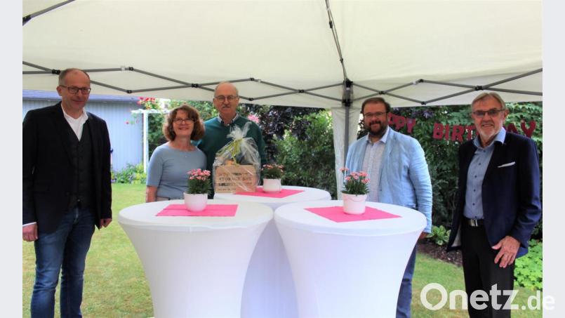 Bürgermeistertreffen zum 70. Geburtstag: Der Kastler Altbürgermeister Bruno Haberkorn (mit Ehefrau Anita) nahm die Gratulationen seines Nachfolgers Josef Etterer, des aktuellen Gemeindeoberhaupts Hans Walter (von rechts) sowie von Kemnaths Rathauschef Roman Schäffler (links) entgegen. Bild: stg