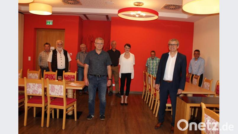 Vorsitzender Martin Scharf (vorne, rechts) freut sich über ein engagiertes Vorstandsteam der Freien Wähler Neunburg. Bild: pko