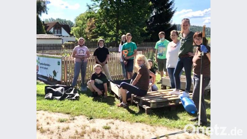 Auf dem Schulacker der Mittelschule Waldsassen arbeiten endlich auch die Schüler. Bislang hatten die Arbeiten das Team der "Ackerdemie" und die Projektbeauftragten im Lehrerkollegium alleine bestritten. Bild: Mittelschule Waldsassen/exb