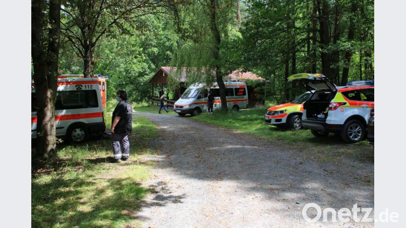Kräfte von Polizei und Rettungsdiensten suchen seit Dienstagvormittag im Wald bei Grafenwöhr nach dem vermissten 17-Jährigen. Bild: Stefan Neidl