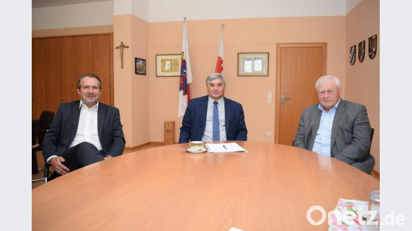 Viel zu besprechen gab es beim Besuch des Bundestagsabgeordneten Karl Holmeier (Mitte) im Nabburger Rathaus. Der Hausherr, Bürgermeister Frank Zeitler (links) und Bürgermeister Johann Wilhelm (rechts)aus Guteneck brachten einige Brennpunkte zur Sprache. Bild: bnr