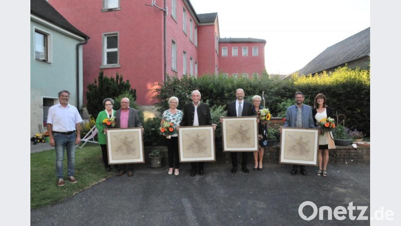 Bürgermeister Reiner Gäbl (links) verabschiedet die ausgeschiedenen Marktgemeinderäte Albin Meckl, mit Ehefrau Anna, Kurt Baumann mit Ehefrau Gerti, Eduard Forster mit Lebensgefährtin Theresia Rauch, Josef Illing mit Ehefrau Gabriele (von links). Bild: bey