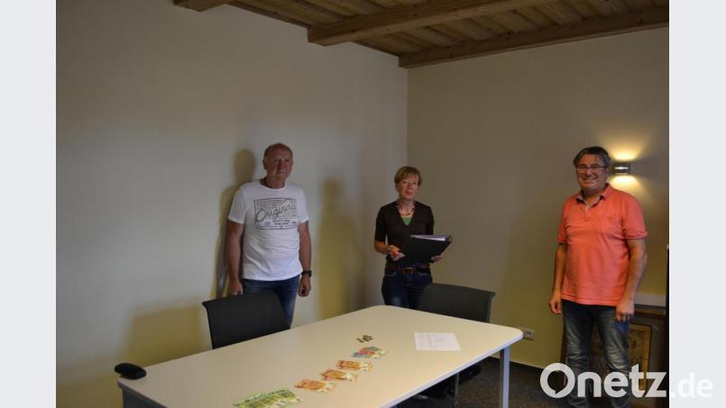 Frank Jakob und Beate Zierer übergeben Bürgermeister Reiner Gäbl die Unterlagen und das Vereinsvermögen des aufgelösten Fremdenverkehrsvereins Eslarn. Bild: exb/Gabriele Buchbinder