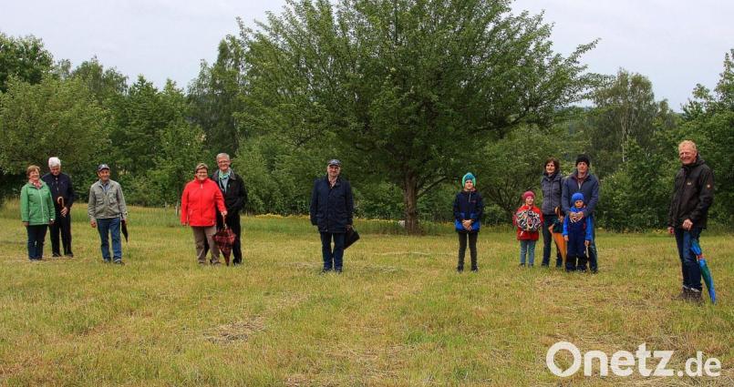 Die Bio-Wanderung leitete Günther Erhardt (Bildmitte). Nicht nur an der Streuobstwiese, wie hier auf dem Foto, sondern auch an anderen Orten, erklärte er was man unter Bio-Produkten versteht; zudem beantwortete die Fragen der Teilnehmer. Bild: wro