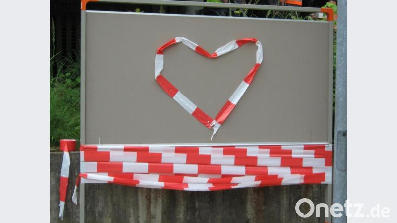 Mit Herz aber wohl auch mit Absperrband: So wird es laut BLLV auch im neuen Schuljahr weitergehen Bild: Kempf