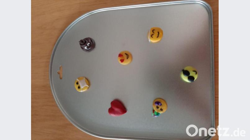 In einem Workshop im Ferienprogramm gestalten die Kids ihre eigenen Emojis für die Magntetafel Bild: stn
