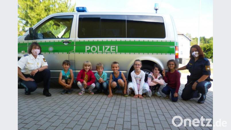 Die beiden Polizistinnen Manuela Weidhas (links) und Nicole Wettinger (rechts) waren zu Besuch im Kindergarten &quot;Haberlandkinder&quot;. Die sieben Vorschulkinder lernten dabei unter anderem das richtige Überqueren der Straße. Bild: sm