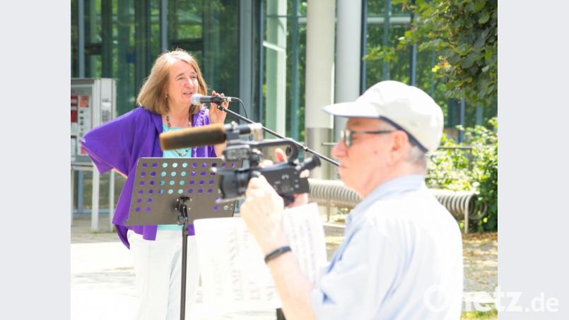 Sonja Schuhmacher spricht hier auf einer der Versammlungen, zu denen sie seit Wochen einlädt. Bild: wika/exb