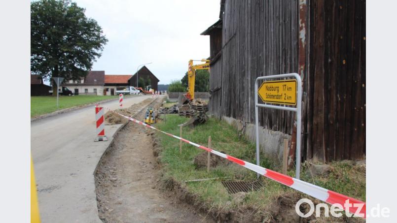Die Oberflächenverstärkung der Gemeindeverbindungsstraße Rottendorf–Schömersdorf geht zügig voran. Die Tragschicht ist schon aufgebracht. Bild: frd