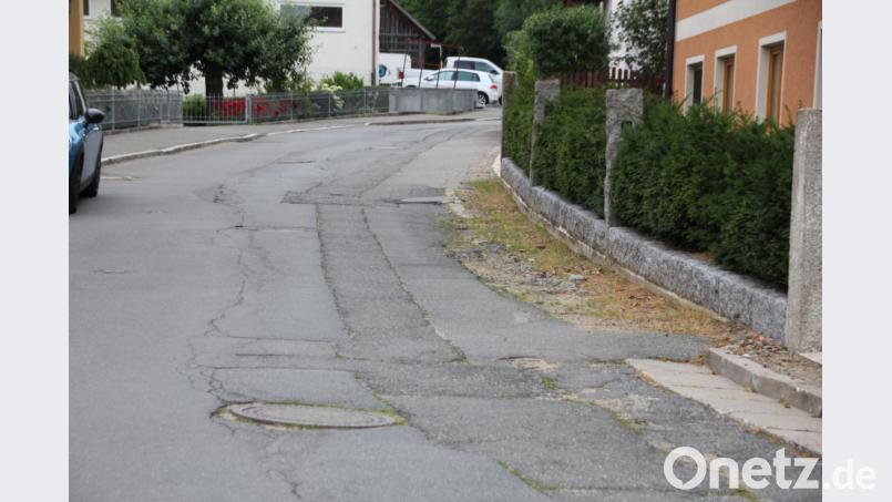 Noch heuer soll die Herstellung eines Abwasser-Trennsystems im Bereich der Dietersdorfer Straße und Umgebung starten. Auch die Oberflächensanierung ist dringend notwendig. Bild: frd
