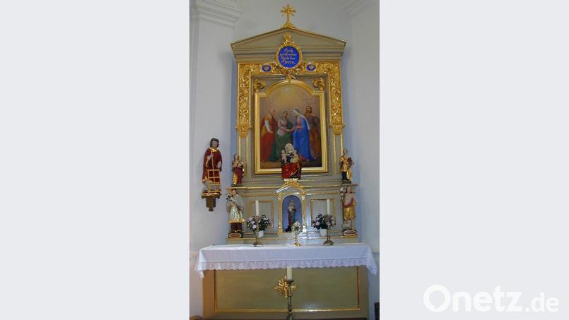 Der rechte Seitenaltar ist der Heimsuchung Mariens geweiht. Bild: cr