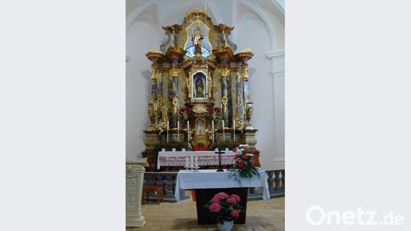 Der Hauptaltar der Mutter-Anna-Kirche hat zentral über dem Tabernakel einen Glasschrein mit dem Gnadenbild der Anna Selbdritt. Obenauf sieht der Besucher die Figur des Heiligen Nikolaus, ehemaliger Patron der Kirche. Bild: cr