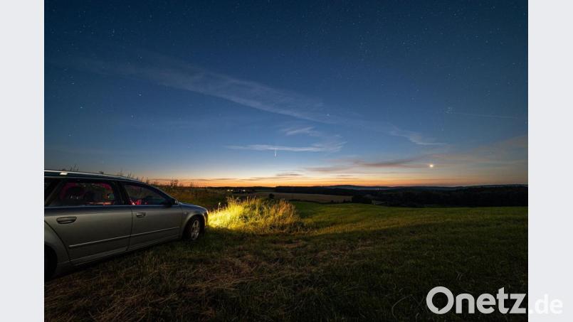 Nachts um 3.15 Uhr auf dem Annaberg in Sulzbach-Rosenberg. In der Bildmitte am Horizont ist der Komet Neowise zu sehen, rechts leuchtet die Venus. Bild: Martin Sponsel