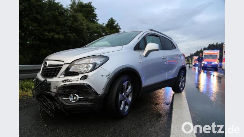 Beim ersten Unfall nahe Wiesau krachte ein Opel-Fahrer in die Leitplanke. Das war der Auslöser für zwei weitere Folgeunfälle und eine Totalsperre der A93. Bild: Roland Wellenhoefer