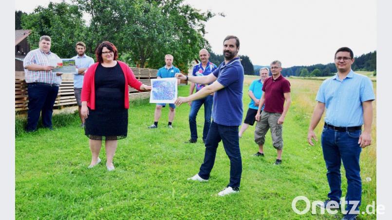 Beim Ortstermin (von links): Bürgermeister Dieter Dehling, Lukas Maul, Pia Huber, Christian Weiß, Martin Pöllath, Landtagsabgeordneter Sebastian Körber, Gastwirt Hans-Dieter Schmidt, Hermann Gradl und Zweiter Bürgermeister Benjamin Hiltl. Bild: no