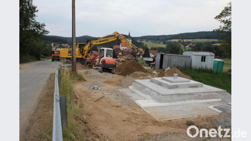 In Pertolzhofen läuft die Sanierung der Wasserleitung. Die Baumaschinen sind derzeit auf der Straße nach Mantlarn anzutreffen. Bild: frd