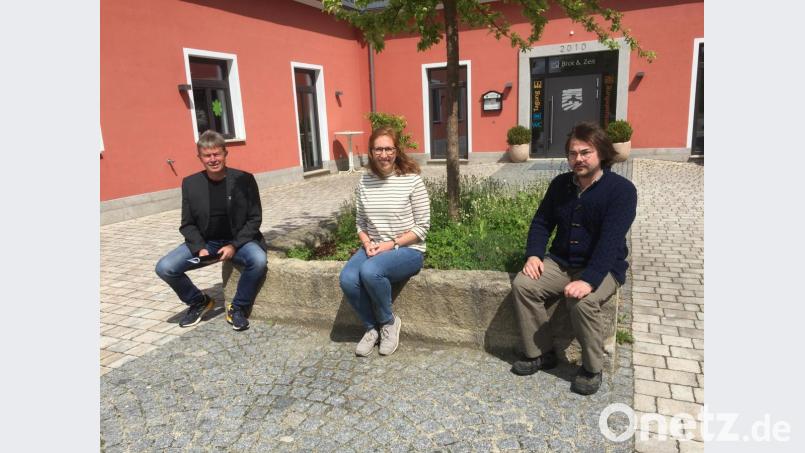 Das Bild täuscht: Heimat-Unternehmer und Öko-Modellregion wollen nicht Abstand halten, sondern näher zusammenrücken. Projektkoordinator Alfred Wolf von den Heimat-Unternehmern vereinbarte mit Managerin Lisa Hertel und Projektmanager Markus Frank von der Öko-Modellregion (von links) eine intensivere Zusammenarbeit. Bild: exb