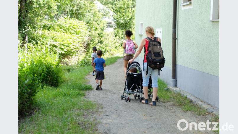 Familien haben so manchen Rucksack zu tragen, bis die lieben Kleinen flügge werden. Der Markt Parkstein entlastet Eltern mit Kindern jetzt bei den finanziellen Belastungen. Symbolbild: esa