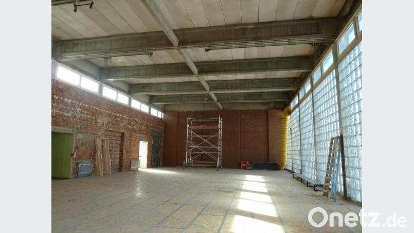 Bereits seit Februar 2020 präsentiert sich die Turnhalle im entkernten Zustand. Bevor die Renovierung anläuft, soll zusammen mit dem Architekten das „Einsparpotential“ ausgelotet werden. Grund dafür ist, dass der Eigenanteil der Stadt höher ausfällt, als es zunächst aussah. Bild: Portner