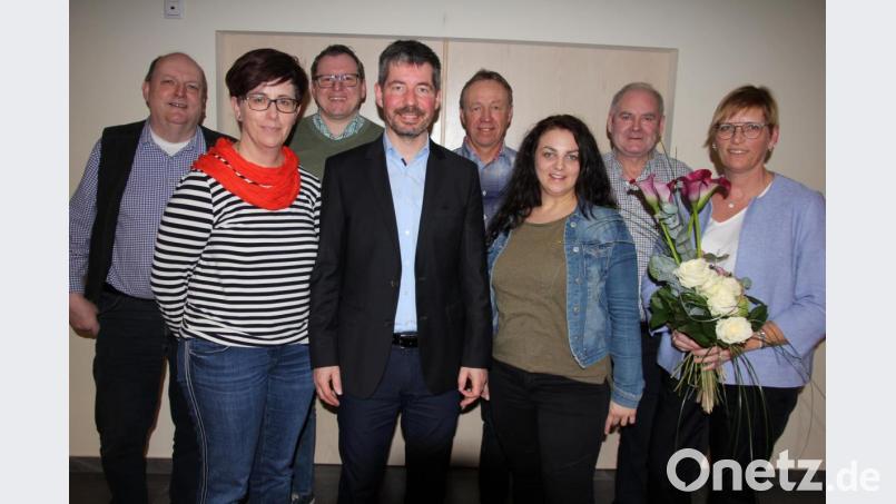 Das Vorstandsteam des Fördervereins der Sportfreunde Kondrau (von links): Rainer Fischer, Petra Nerlich, Markus Waller, Vorsitzender Jörg Müller, Werner Faltenbacher, Anja Heinrich, Klaus Sommer und Barbara Schnurrer, die mit einem Blumenstrauß aus der Vorstandschaft verabschiedet wurde. Bild: kro