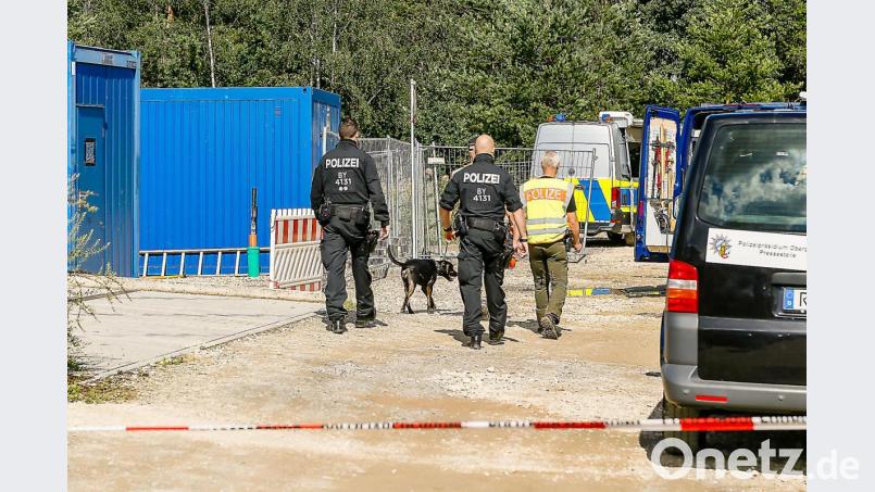 Bereits am Montag versuchten Hunde, auf dem Grundstück in Büchelkühn die Spur von Karlheinz R. aufzunehmen. Am Mittwoch führten die Fahndungsmaßnahmen zum Erfolg: Der mutmaßliche Doppelmörder wurde bei Domažlice im Nachbarland Tschechien festgenommen. Bild: Hösamer