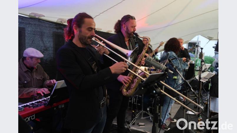 Die &quot;King Size Combo&quot; spielt auf der &quot;Eventwiesn&quot; im Schätzlerbad am 24. Juli. Bild: Kunz