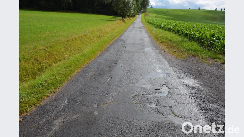 In einem schlechten Zustand ist die Straße von Altenhammer nach Königshütte. Für künftige Sanierungs- und Ausbaumaßnahmen wird nun eine Prioritätenliste erstellt, auf der die mehr als 100 Orts- und Verbindungsstraßen in der Gemeinde Leonberg erfasst werden. Bild: jr