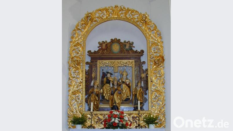 Mit seinem prächtigen Akanthusrahmen stammt der linke Seitenaltar, so vermutet der Neustädter Heimatforscher Heinrich Ascherl, von St. Quirin, das einen neuen Seitenaltar erhielt. Bild: cr