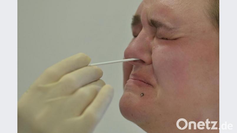 Da kann schon mal eine Träne fließen, wenn das Stäbchen tief in die Nase eingeführt wird. Denn die Prozedur ist nicht angenehm. Dr. Thomas Steger erklärt aber: „Die Patienten halten das schon aus.“ Bild: ref