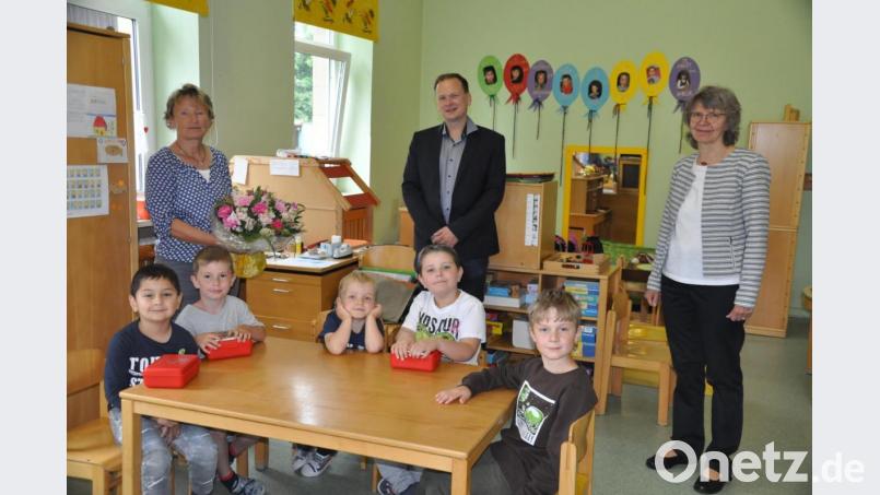 Bürgermeister Christian Porsch verabschiedete Sabine Hofmann (hinten links), die in den Vorruhestand geht, und Helga Herbolzheimer (rechts). Sie „zieht“ mit den verbleibenden SVE-Kindern an die Markgrafenschule um. Bild: ak