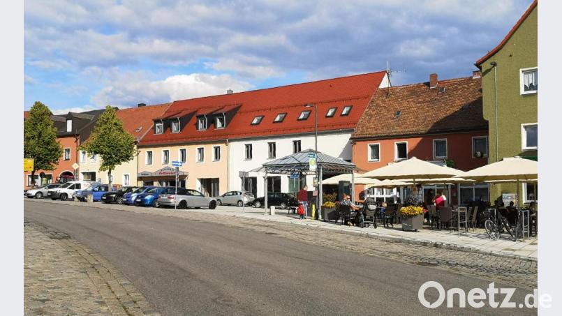Sehbehinderte müssen am Unteren Markt in Mitterteich die üblichen Laufwege entlang der Häuser verlassen, um die Gastronomiebereiche zu umgehen oder die Bushaltestelle zu erreichen. Im Bauausschuss wurde nun bemängelt, dass die im Vorjahr zugesicherten Hilfsmarkierungen nach wie vor fehlen. Bild: lnz