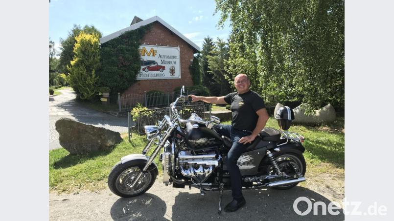 Der Star unter den Motorrädern: Perry Eckert ist stolz auf seine Boss Hoss. Bild: gis