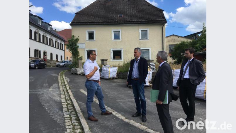 Vor dem „Schlössl“ mit dem früheren Gutshaus im Hintergrund diskutiert Bürgermeister Thomas Meiler mit seinen Gästen die Möglichkeiten der Dorferneuerung in Altenhammer. Bild: cro