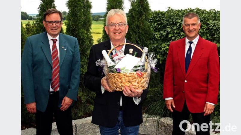 Hans-Georg Birkmüller (links) und Dietmar Schaller (rechts) überbrachten Jubilar Joseph Frischholz ein Geschenk der Gesangvereine von Pirk und Luhe. Bild: zer