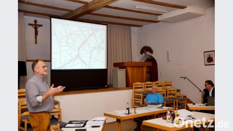 Diplom-Ingenieur Günther Schwab (links) erläuterte Bürgermeister Günter Kopp (rechts) und dem restlichen Gemeinderat das Sanierungskonzept für die Kanalisation in Witzlasreuth. Bild: bkr
