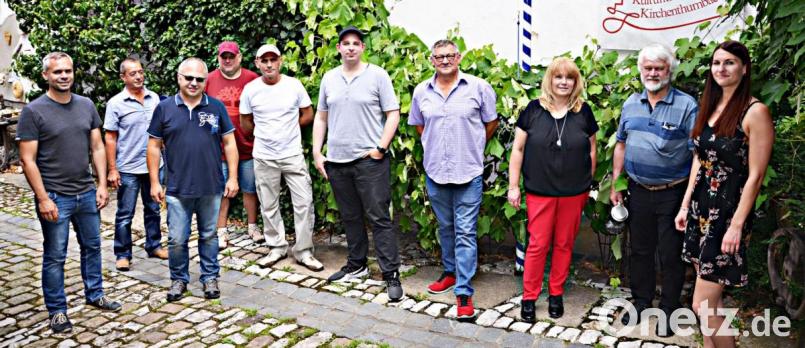 Einige Mitarbeiter halten der Firma Kollmer in Kirchenthumbach seit vielen Jahren die Treue. Dafür nehmen die langjährigen Kollegen nun Auszeichnungen entgegen. Bild: ü