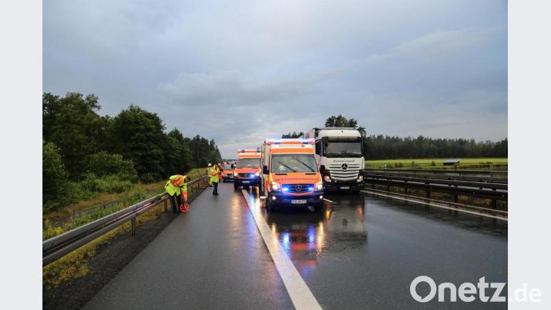 Die A93 war für die Rettungs- und Bergungsarbeiten rund 1,5 Stunden komplett gesperrt. Bild: Roland Wellenhoefer