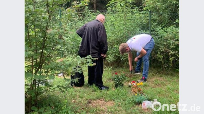 Ein Herzenswunsch wurde erfüllt: Tumor-Patient Manfred S. und Helfer Marko Pammer vom BRK im Urnenwald Hohenburg (Landkreis Amberg-Sulzbach). Bild: BRK-Kreisverband Straubing-Bogen