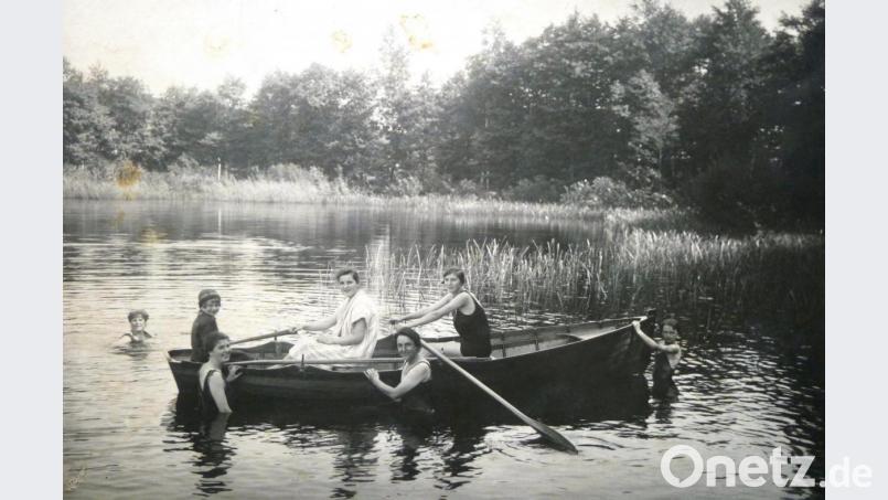 Zum Baden durften alle in die Rußweiher-Badeanstalt - wenn auch tageweise nach Geschlechtern getrennt. Aber nur die Familie des Bezirksamtmannes Ludwig von Brandt besaß einen Kahn, mit dem sich die Familienmitglieder am See verlustierten. Zu sehen ist das Foto derzeit in der Sonderausstellung &quot;Nach der Arbeit - Die Freizeit unserer Großeltern&quot; im Museum &quot;Beim Taubnschuster&quot;. Repro: hev
