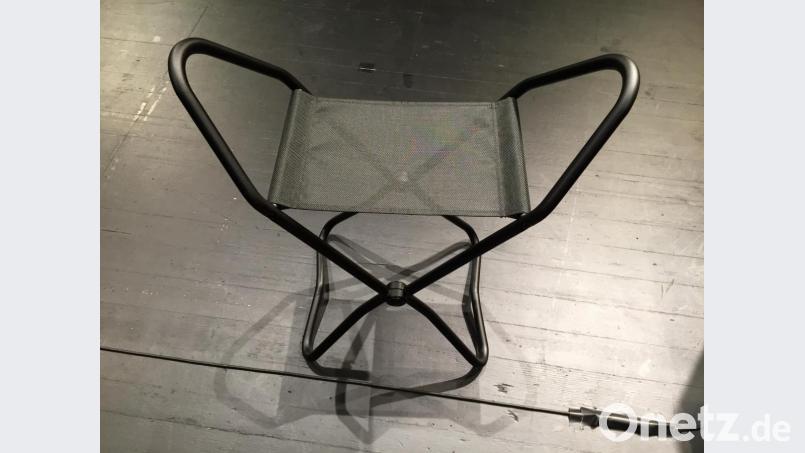 Kein neuer Sitzplatz im Stadttheater, sondern einer der &quot;Museumshocker&quot;, die Amberg neu angeschafft hat. Er wurde in der Kulturausschusssitzung im Stadttheater vorgestellt. Bild: eik