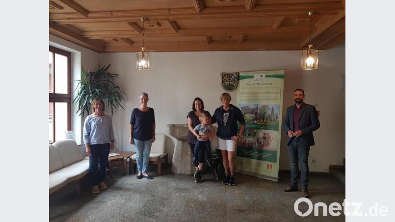 Bürgermeister Armin Bulenda (rechts) und Touristikchefin Claudia Rieß (links) überreichten an Sandra Butenschön mit Sohn (Dritte von links) den 200 Euro-Geldpreis. Begleitet wurde sie von ihrer Mutter (Zweite von rechts) und Gastgeberin Hannelore Frischholz (Zweite von links). Bild: gi