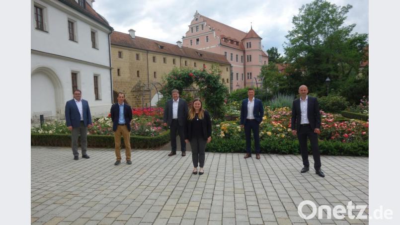 Von links: Amtsleiter Joachim Gesierich, Stv. Sebastian Hubmann, Amt für Digitalisierung, Breitband und Vermessung, 
stv. Landrat Stefan Braun, Wirtschaftsförderin Angela Powalla, Martin Schwenke und Michael Gotowy von GVG Glasfaser Bild: exb