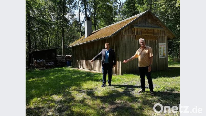 Der neue Bouleplatz soll direkt neben der Skihütte des TuS Mitterteich im Naherholungsgebiet Großbüchlberg entstehen. TuS-Präsident Anton Bauernfeind und Bürgermeister Stefan Grillmeier (von rechts) deuten auf die dafür vorgesehene Fläche. Bild: lnz