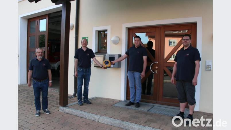 Stolz präsentieren sie den Defibrillator (von links): Karl Hottner (stellvertretender Kommandant), Daniel Künzel (stellvertretender Vereinsvorsitzender), Vorsitzender Konrad Bierner und Kommandant Michael Werner. Bild: exb