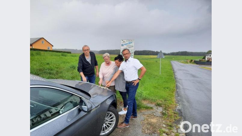 Ammerthaler Gemeinderäte von UWG und BFA haben sich hinsichtlich der geplanten Bahnstromtrasse durch das Ammerthaler Gemeindegebiet beraten und abgestimmt. Bild: exb