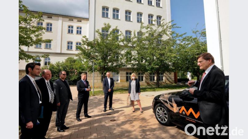 Auf dem Campus der OTH in Amberg gab Prof. Alfred Höß (rechts) im Beisein von OTH-Präsidentin Prof. Andrea Klug und weiteren OTH-Vertretern den Besuchern einen Einblick in die aktuellen Entwicklungen rund ums autonome Fahren. Bild: Stephan Huber
