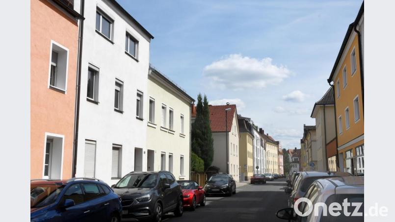 So sieht es aus, das Vorzeigeprojekt für Nachverdichtung in Weiden: Ein neues Mehrfamilienhaus mit Gewerbeeinheiten und oberirdischen Parkplätzen soll in der Kurfürstenstraße eine Baulücke schließen. Dazu sollen das weiße und hellgrüne Haus auf der linken Seite weichen. Bild: Gabi Schönberger